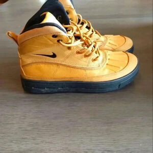 Nike Woodside Like New Size 5.5Y